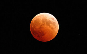 Lo spettacolo imperdibile: un’eclissi totale di Luna, conosciuta anche come l’eclissi della Luna di Sangue