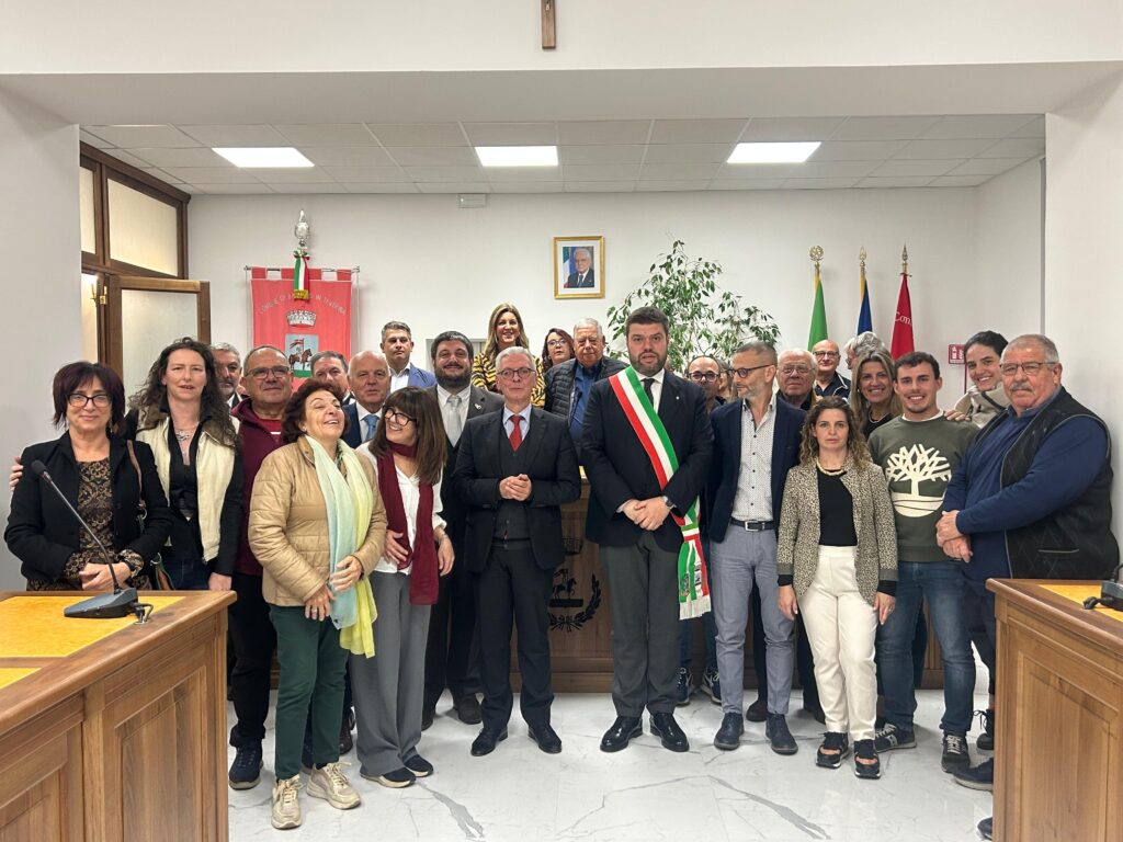 Il prefetto di VIterbo Sergio Pomponio e il sindaco Alessandro Romoli insieme alle associazioni di Bassano in Teverina