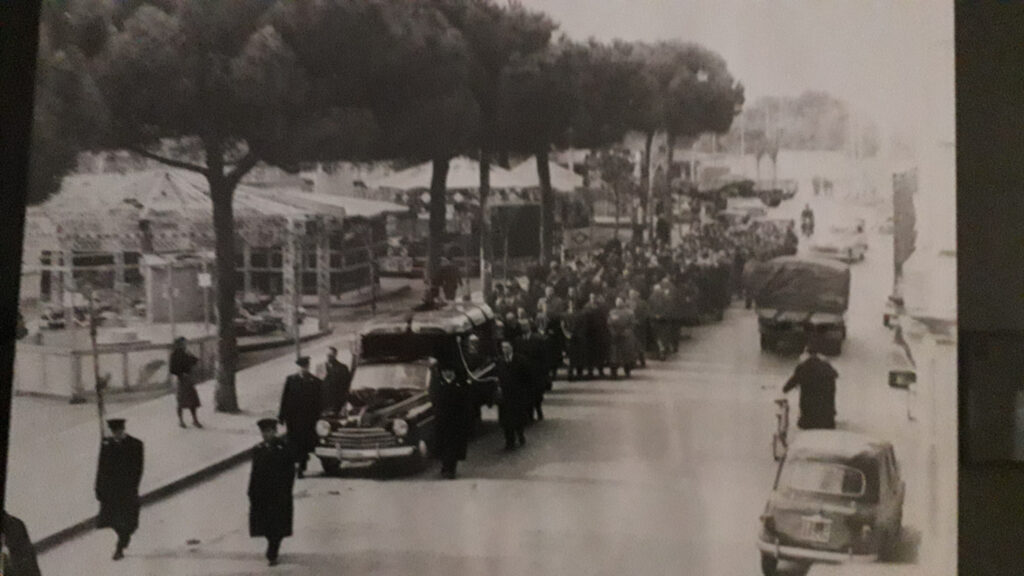 Le “Giostre” in piazzale Gramsci mentre passa un funerale