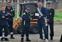 Inaugurata la nuova mini pala meccanica della Protezione Civile di Tarquinia Sposetti+e+il+presidente+dell'Aeopc+Alessadro+Sacripanti