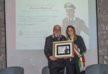 Il Comune di Montefiascone consegna una targa al Luogotenente Carica Speciale Fabrizio Botticelli, prossimo alla pensione 1 (1)