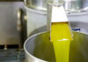 “L’olio è alla base della nostra dieta, ed è usato quotidianamente da tutte le famiglie italiane. Per questo c’è bisogno di regole certe per chi produce e imbottiglia e di informazioni chiare per chi acquista e consuma. Da oggi potrà essere etichettato come olio extra vergine di oliva solo olio di oliva di categoria superiore. L’olivicoltura è un patrimonio italiano da proteggere e valorizzare, oltre un milione di ettari del nostro territorio sono dedicati a questa attività millenaria. Dare queste regole stringenti, aumentare i controlli, assicurarsi che ciò che viene chiamato olio extravergine di oliva italiano lo sia davvero è una garanzia per la salute, il benessere dei cittadini e per il lavoro dei nostri agricoltori”, lo dichiara il ministro dell’Agricoltura, della Sovranità alimentare e delle Foreste Francesco Lollobrigida commentando la pubblicazione della nuova circolare sulla miscelazione degli oli firmato oggi dai capi dipartimento del Masaf competenti. Secondo le nuove norme l’olio ottenuto dalla miscelazione dell’«olio extra vergine» con l’«olio di oliva vergine» non potrà avere sull’etichetta la denominazione “Olio di oliva extravergine”.: Lollobrigida, nuove regole per etichette evo. L’extravergine non potrà essere miscelato olio-doliva-1