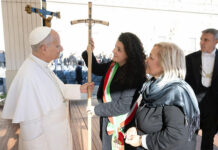 A Papa Leone XIV il bordone realizzato da Alessio Gismondi e Marco Bracci