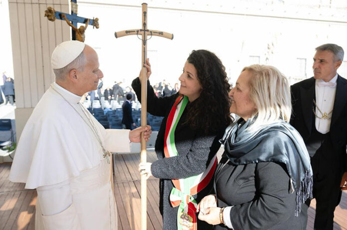 A Papa Leone XIV il bordone realizzato da Alessio Gismondi e Marco Bracci