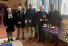 Consegna statuina presepe 2025