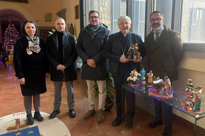 Consegna statuina presepe 2025