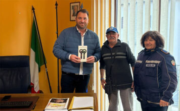 Enpa Viterbo dona un lettore microchip alla Polizia Locale di Celleno, più strumenti contro il randagismo Enpa Viterbo dona un lettore microchip alla Polizia Locale di Celleno