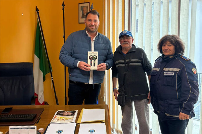Enpa Viterbo dona un lettore microchip alla Polizia Locale di Celleno