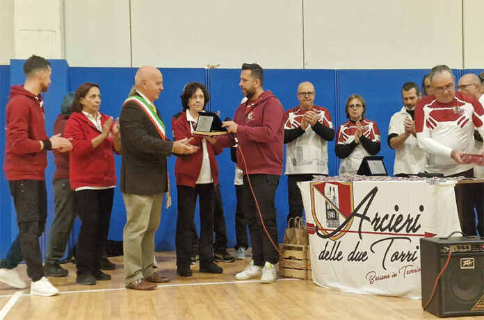 Il presidente dell'associazione Davide Ceriani consegna un riconoscimento a Rodolfo Felici