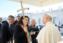 La croce artistica della Città di Viterbo consegnata a papa Leone XIV dalla sindaca Frontini e dalla consigliera Croci croce