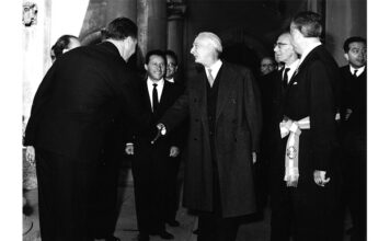 il presidente della Repubblica Antonio Segni arriva in Prefettura (Collezione Galeotti)