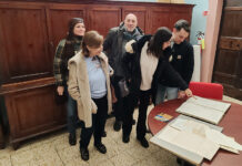 Tarquinia, in 100 hanno visitato palazzo Vipereschi, sede dell’Università Agraria visitatori guardano l'archivio storico dell'università agraria