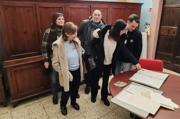 visitatori guardano l'archivio storico dell'università agraria