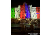 Fontana di Trevi s’illumina con le bandiere di Italia e Francia per il 70° anniversario del gemellaggio tra Roma e Parigi Fontana di Trevi s'illumina