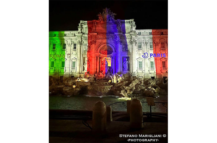 Fontana di Trevi s'illumina