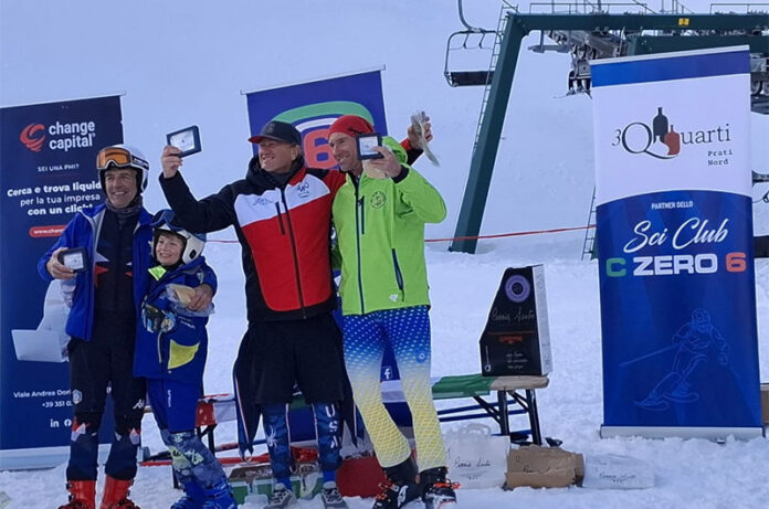 Gianluca Bacheca sul podio Master B con la giacca gialla_cover