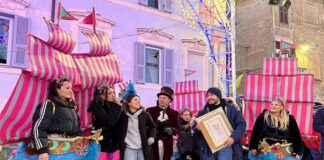 Premio migliori costumi Carnevale di Ronciglione 2026 al Gruppo Ballo Bà – Finché la barca bà con Luca Cristofori Luca Cristofori-Carnevale di Viareggio 2026-premio migliori costumi