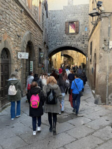 Orioli visita quartiere medioevale di San Pellgrino a Viterbo
