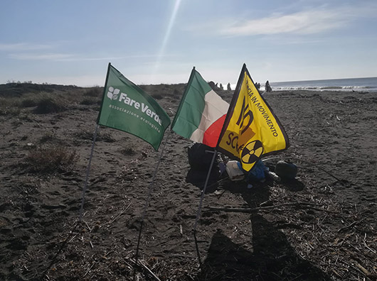 bandiere fare verde, italiana e no scorie spiaggia spinicci tarquinia 2026