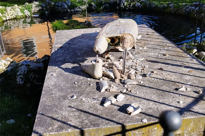 statua fatta a pezzi