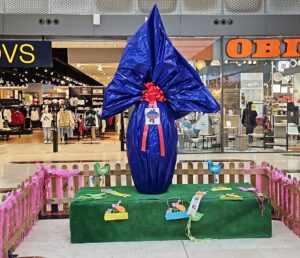 Cioccolateria Santori - Il mega uovo esposto a Empoli