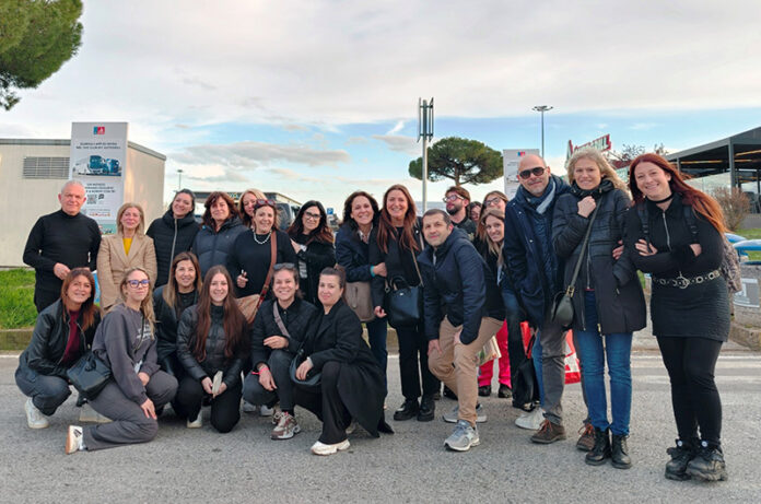 Il presidente Gismondi (a sinistra) e il segretario Lupidi (a destra) insieme ad alcune delle imprese in visita al Cosmoprof