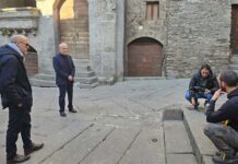 Il segretario Attilio Lupidi e il presidente Alessio Gismondi con la troupe di La7 davanti a palazzo degli Alessandri