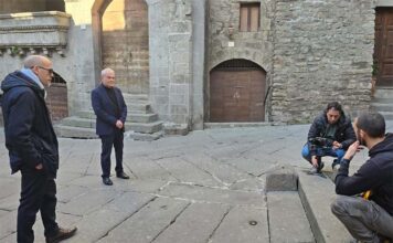 Cna porta le telecamere di La7 a Viterbo, Lupidi: “Una vetrina unica per il territorio e le nostre imprese” Il segretario Attilio Lupidi e il presidente Alessio Gismondi con la troupe di La7 davanti a palazzo degli Alessandri