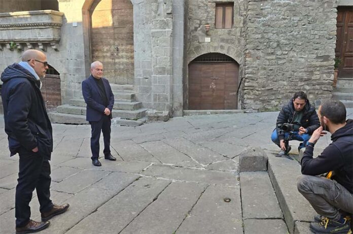 Il segretario Attilio Lupidi e il presidente Alessio Gismondi con la troupe di La7 davanti a palazzo degli Alessandri