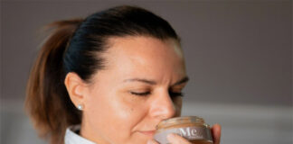 Monia Achille con la crema spalmabile Me