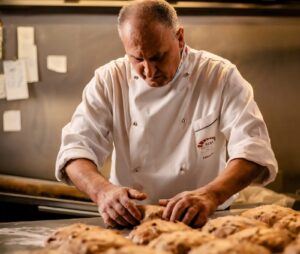Pasticceria Alba - La preparazione della Colombrilla