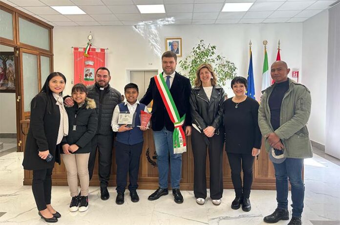 Targa di riconoscimento ad Angelo Montalva per il percorso a The Voice Kids