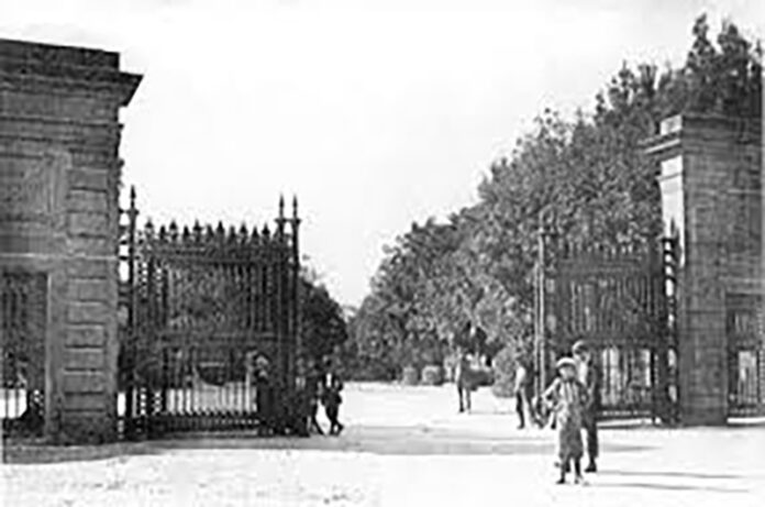pratogiardino cancello copia Nelle foto, l’ingresso di Prato Giardino (collezione Galeotti) foto ricordo a Prato Giardino (coniugi Filippo e Angela Petroselli, 1939)