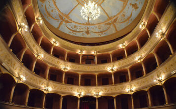 Giornata della Donna, la commedia Ospiti al Teatro Boni seguita da apericena