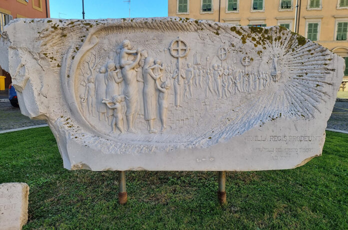Marcello Silvestri Processione del Cristo Risorto scultura in travertino romano Piazza Trento e Trieste Tarquinia