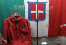 bandiera e camicia rossa