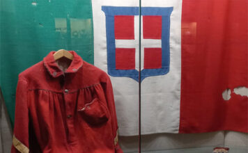 bandiera e camicia rossa