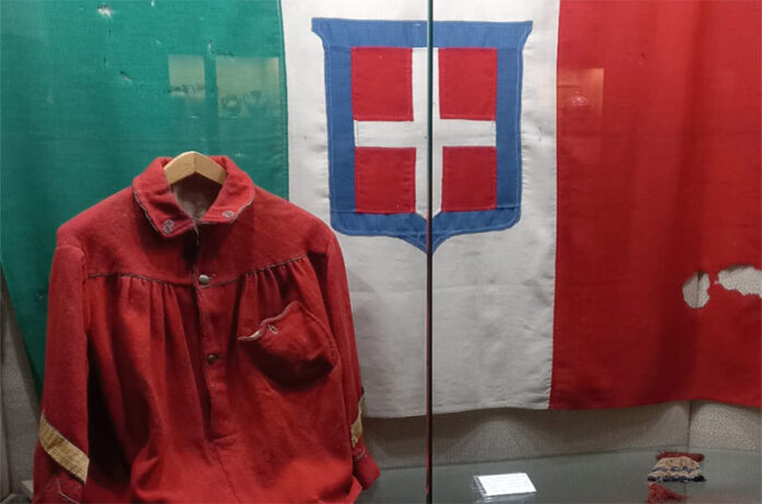 bandiera e camicia rossa