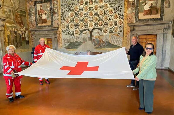 A Tarquinia esposta la bandiera della Croce Rossa