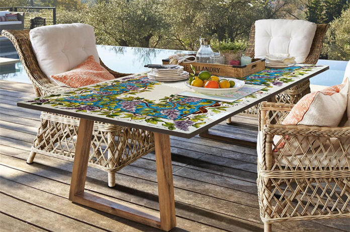 CASAIDEA2026-ESPOSITORE CERAMICA CUORE CIVITA CASTELLANA CON TAVOLI DA GIARDINO