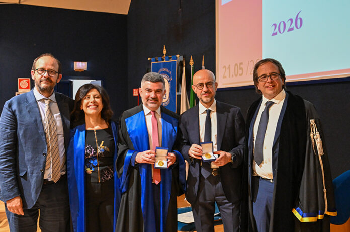 Il prof. Carlo Sotis, la prof.ssa Ruggiero, i due giudici e il prorettore Daniele Canestrelli