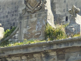 Allarme conservativo per Porta Faul devastata da crepe, esfoliazioni e fratturazioni diffuse