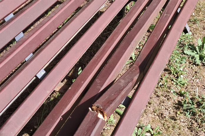 Vandalizzata la panchina del Giardino della Memoria al Cimitero di San Lazzaro