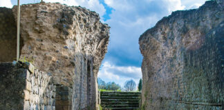 Visita a Bolsena tra le sue mura medioevali, Vulsini città trusca, e giardini fioriti