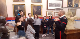 il brigadiere andrea lazzeri con gli studenti