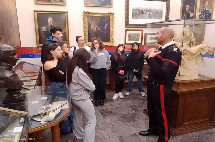 il brigadiere andrea lazzeri con gli studenti