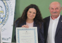 A Bagnaia premiati gli studenti vincitori del concorso “Conoscere Bagnaia”. Ad Antonella Sberna tessera onoraria e pergamena Antonella Sberna pergamena dall'Associazione Amici di Bagnaia