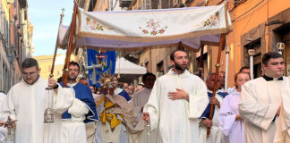 La processione del Corpus Domini attraversa le vie della città di Viterbo Corpus Domini