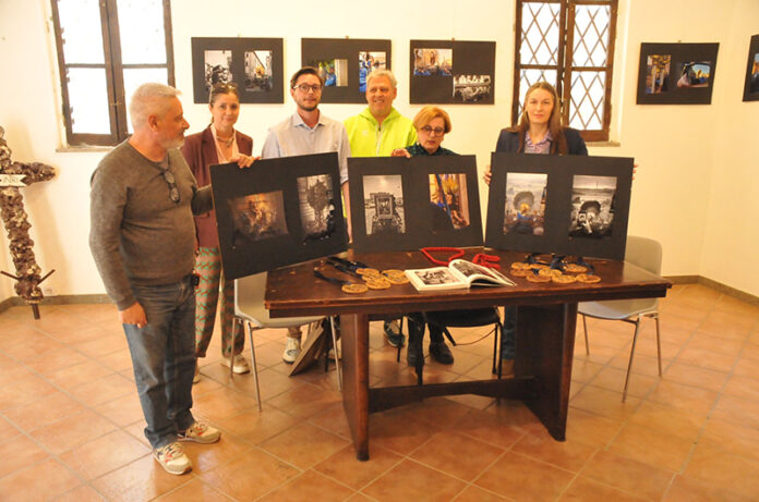 I pannelli con le foto vincitrici - da sinistra Vincenzo Quondam - Roberta Piroli - Emanuele Scomparin - Giancarlo Milioni - Antonietta Valerioti - Sara Corridoni I pannelli con le foto vincitrici - da sinistra Vincenzo Quondam - Roberta Piroli - Emanuele Scomparin - Giancarlo Milioni - Antonietta Valerioti - Sara Corridoni