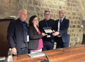 La consegna della Targa alla Cna da parte della sindaca Chiara Frontini